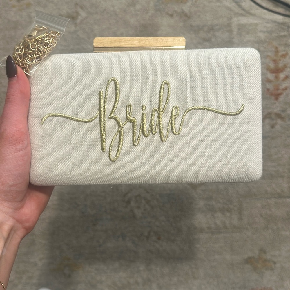 Bride clutch with attachable chain